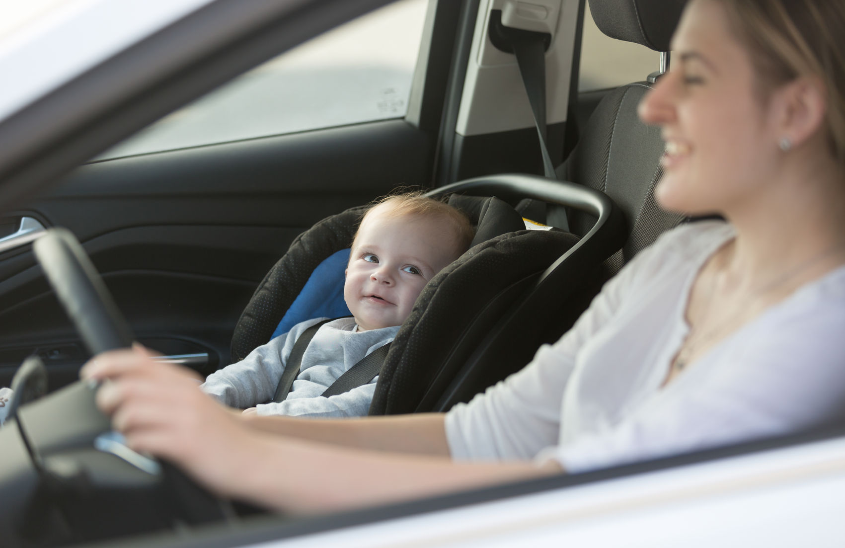 Дети на переднем пассажирском сидении. Мама с ребенком в машине. Автомобиль мама дети. Автомобиль для детей. Женщина с ребенком в автомобиле.