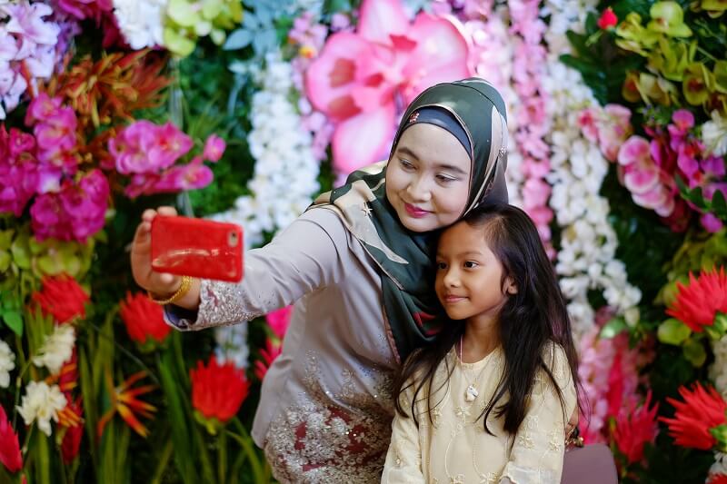 Mak Selfie dengan anak di Sunway Putra Mall