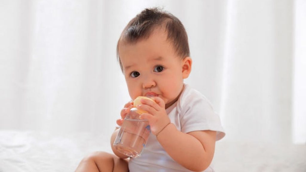 Bayi Mama Berisiko Koma Jika Diberi Air Mineral!