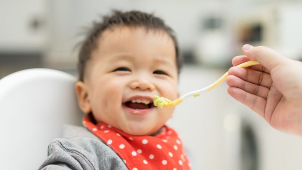 Jangan Tunggu! Tukar Tekstur Makanan Bayi Seiring Dengan Umur Mereka