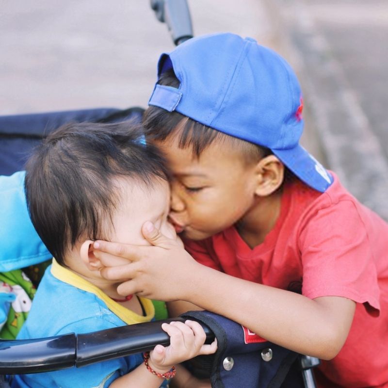 Bagaimana Nak Elak Si Sulung Cemburu Dengan Adik Baru?