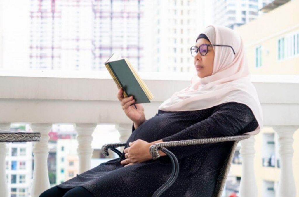 Ibu mengandung sedang membaca al-quran