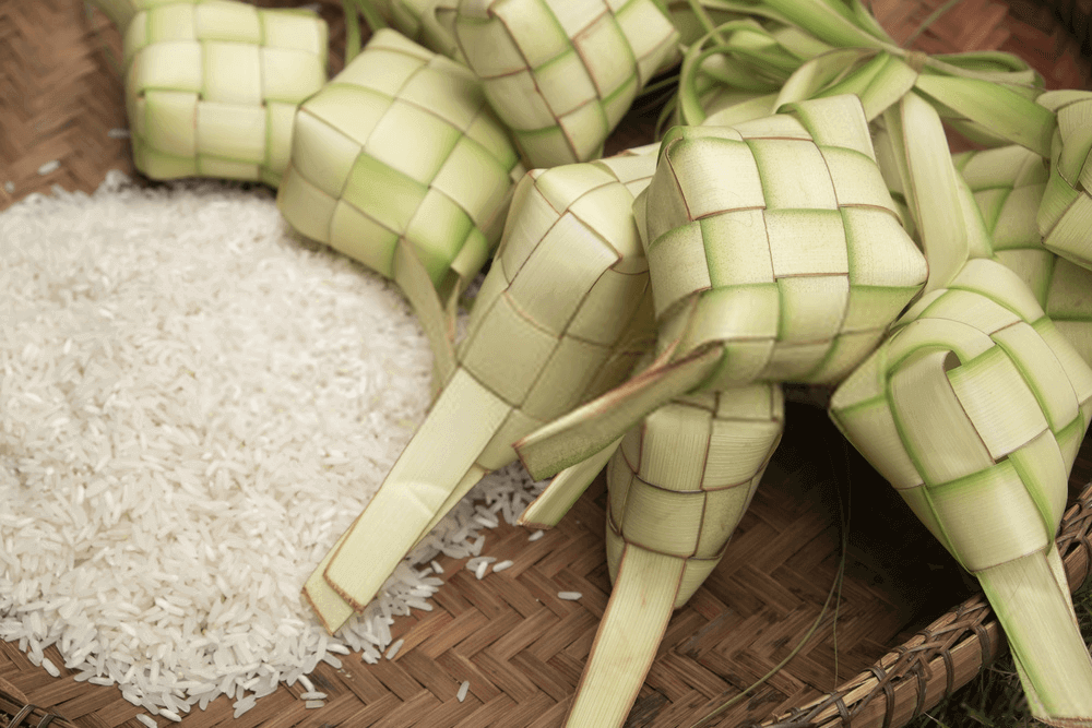 Ketupat dan beras untuk dimakan di pagi hari raya