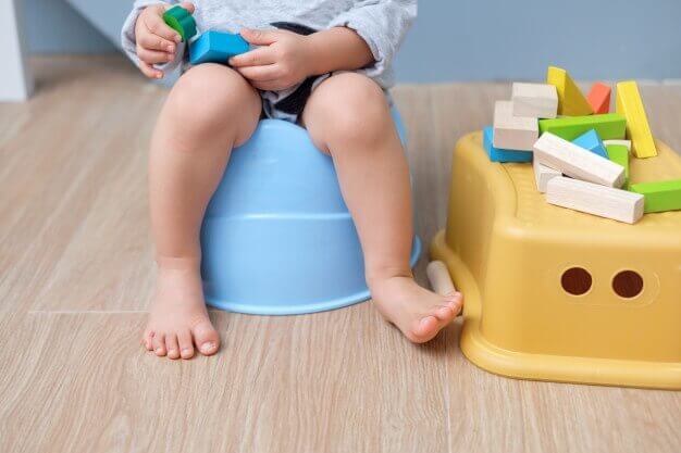 Anak ini sedang melakukan potty training supaya tak kena sembelit