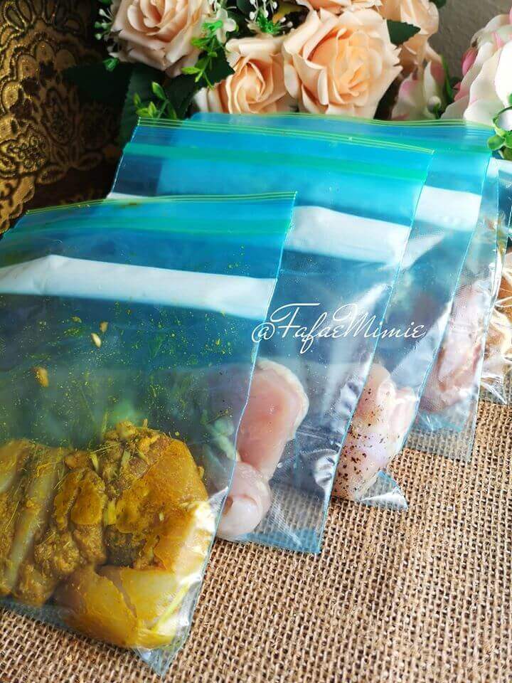 Ayam yang siap dimarinate sebelum disimpan di chiller/ freezer