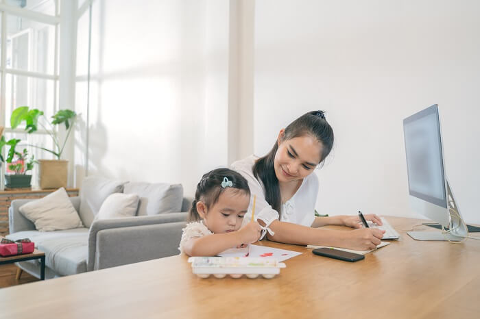 ibu dan anak bekerja di rumah