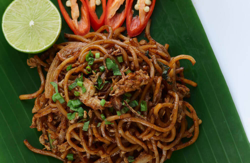 Mie goreng bersama hirisan limau