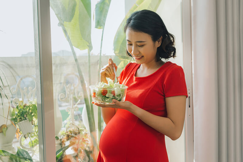 ibu mengandung makan sayur-sayuran