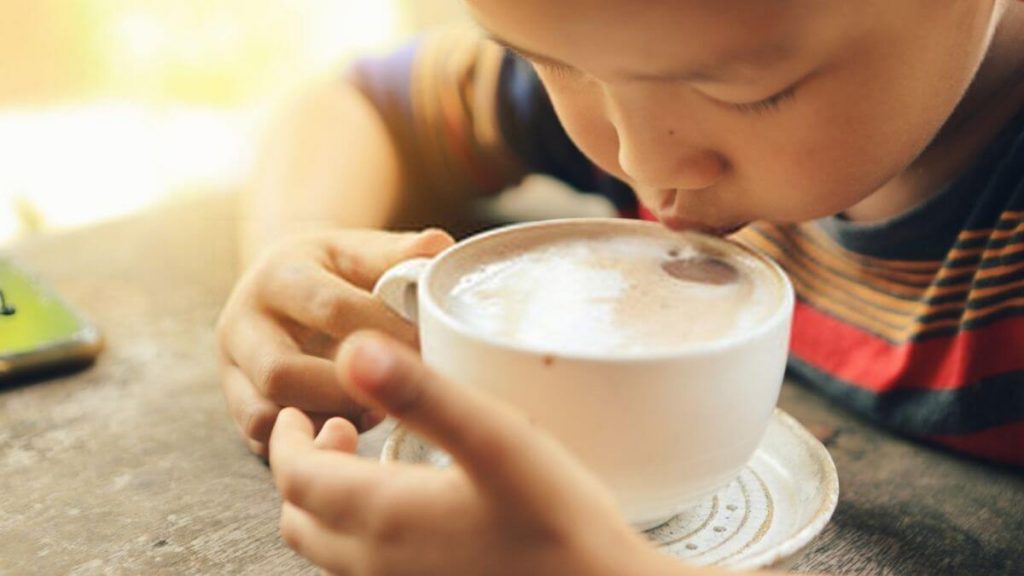 budak minum kopi panas