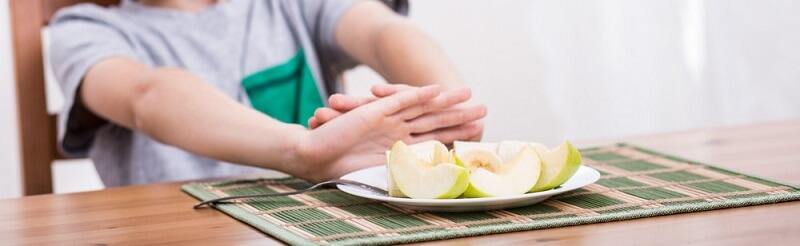 kanak-kanak lelaki picky eater terhadap buah 