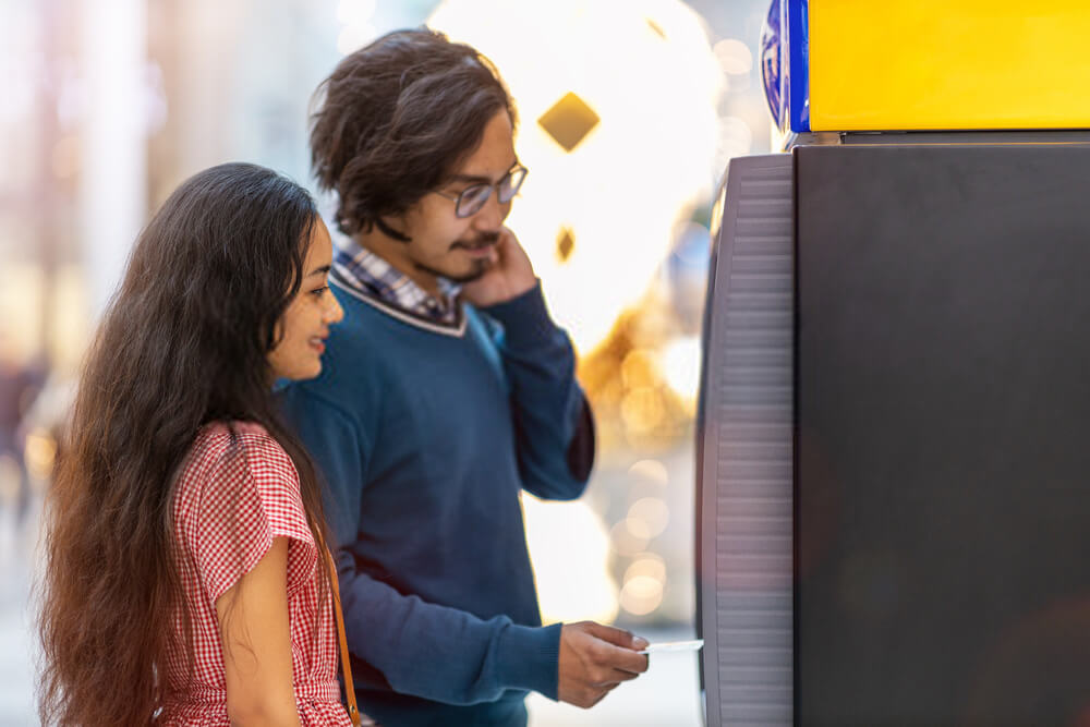 pasangan keluarkan duit daripada ATM 