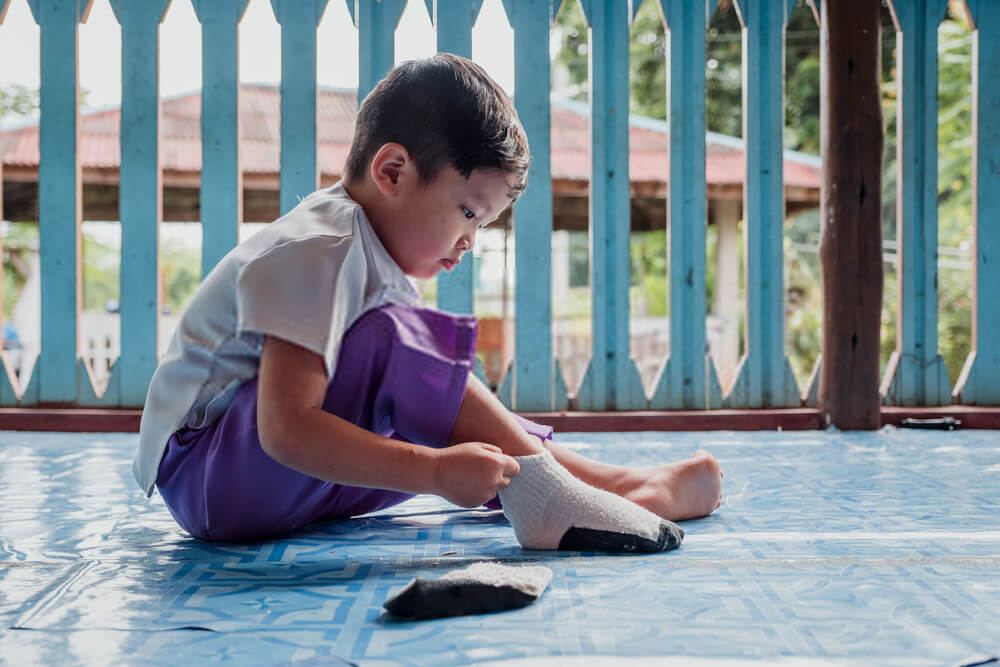 budak memakai stokin sendiri