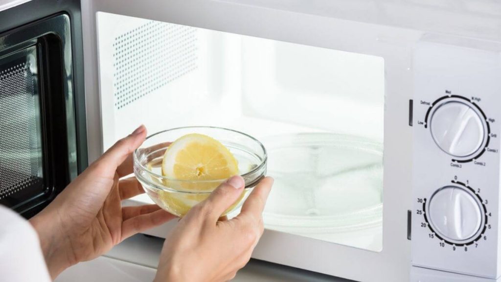 bersihkan microwave dengan buah lemon