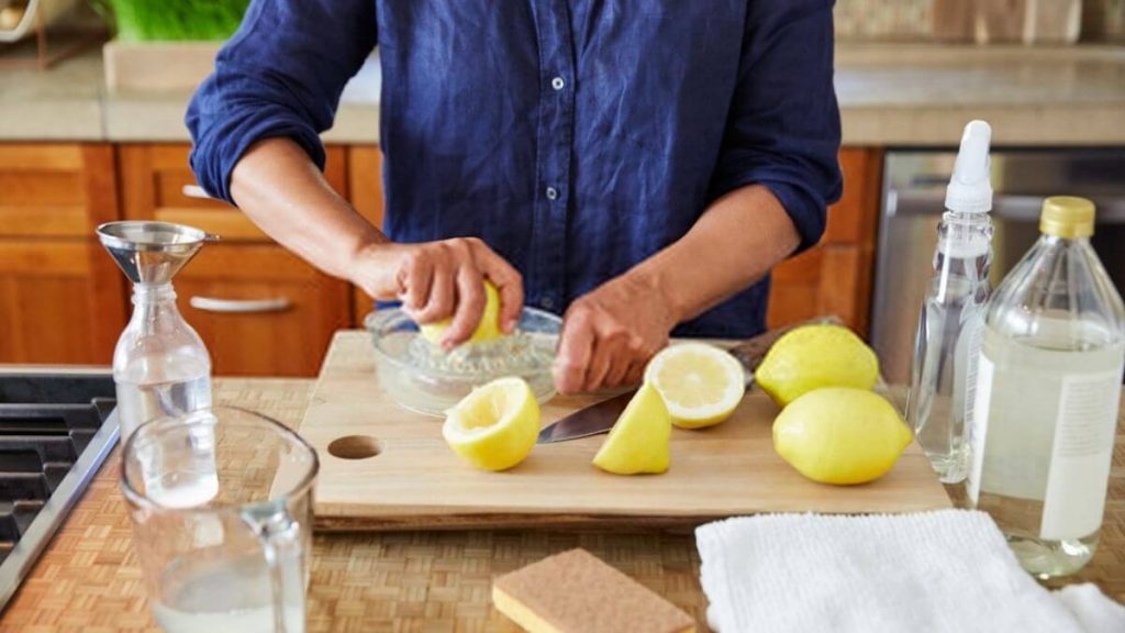 cara hilangkan bau badan dengan lemon