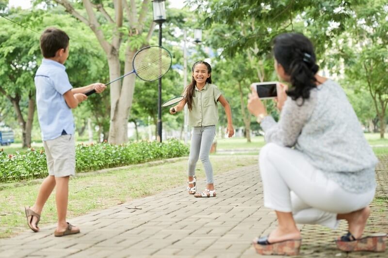 anak-anak bermain badminton sebagai senaman petang