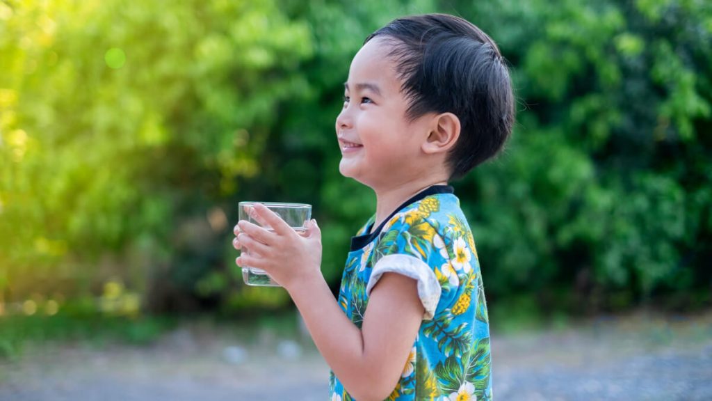 budak lelaki minum susu