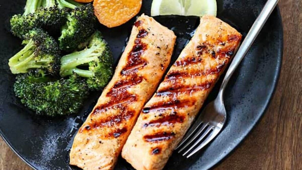 grilled salmon makanan bayi 8 bulan