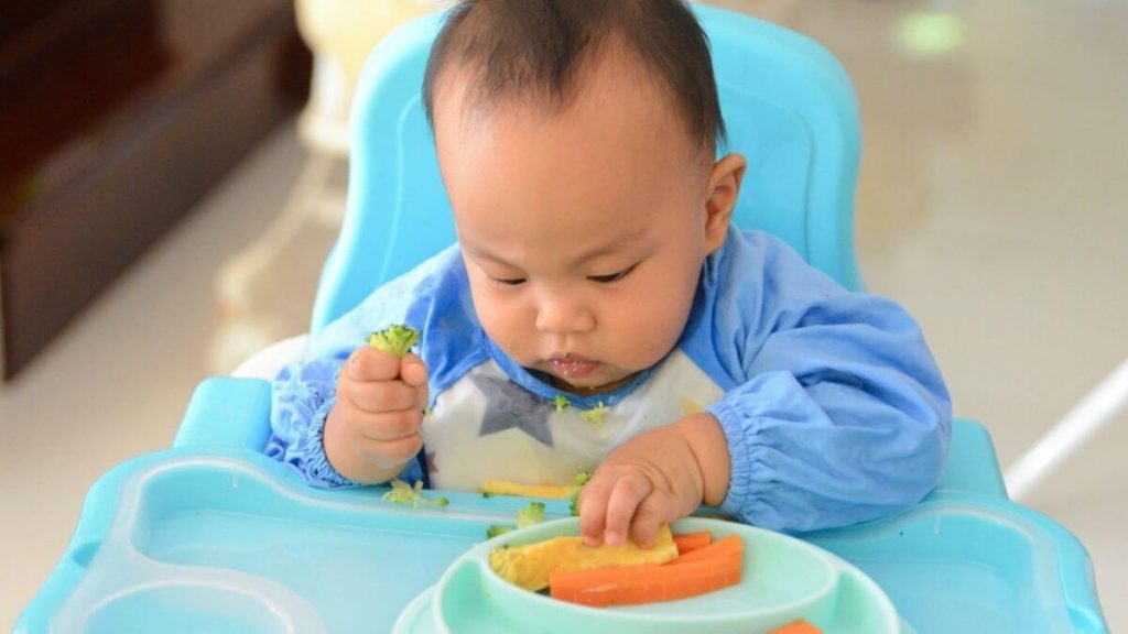 bayi makan sendiri