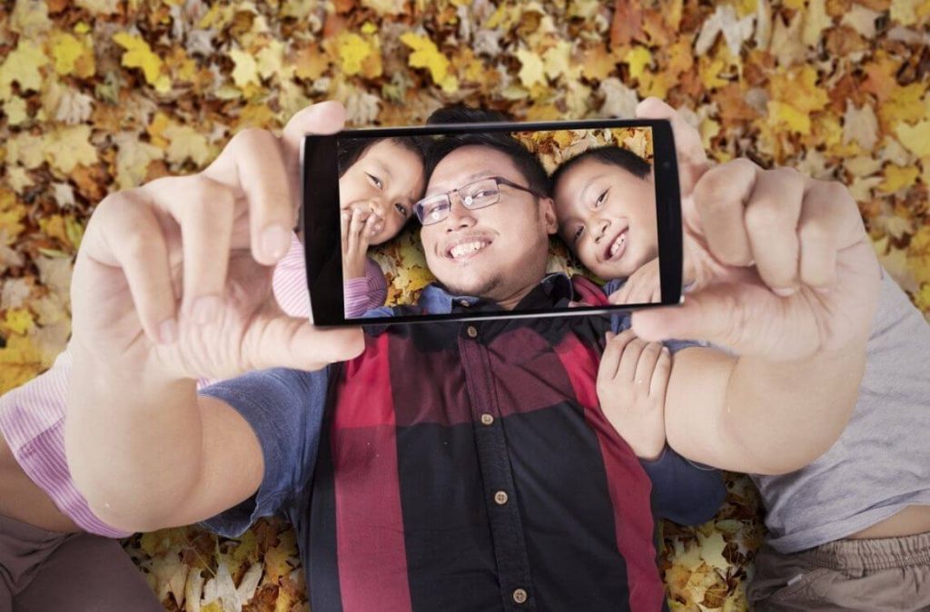 2 anak selfie dengan bapa