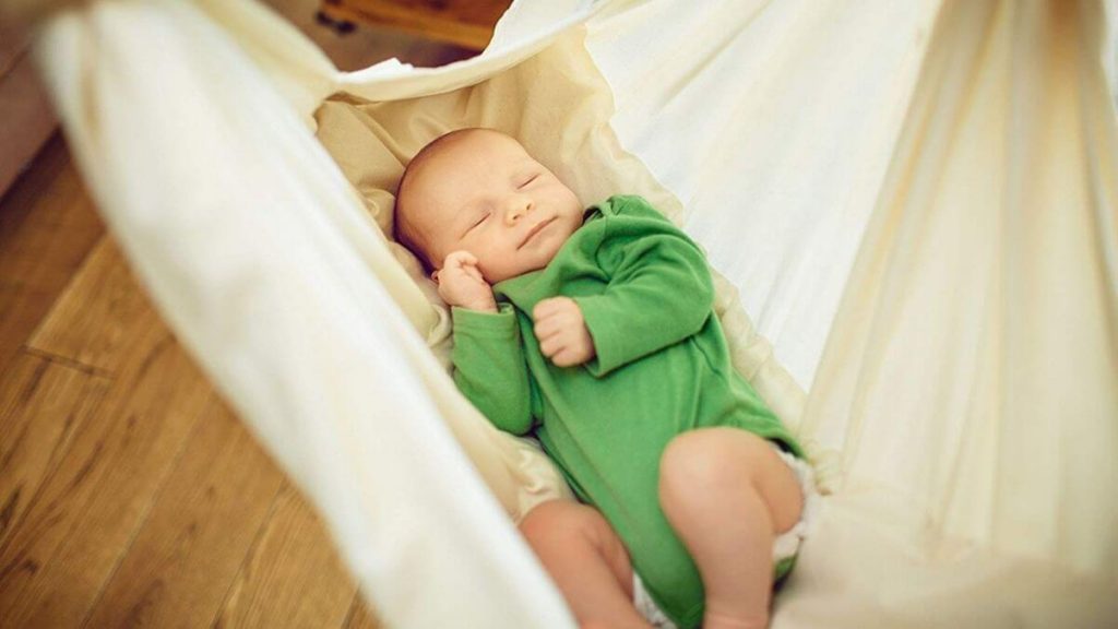 letakkan lapik atau tilam nipis dalam buaian bayi