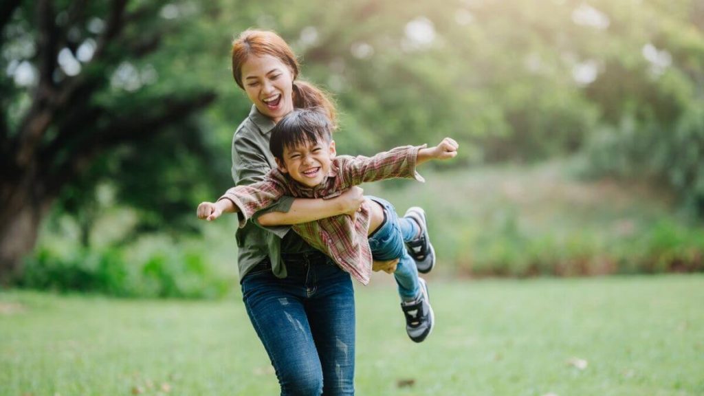 ibu bermain dengan anak