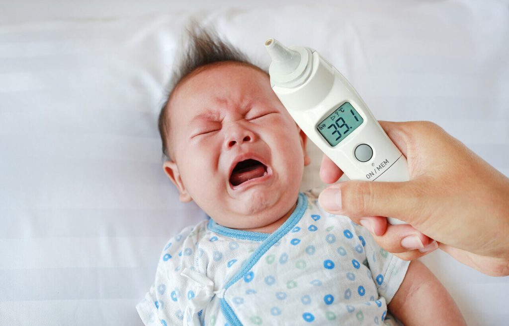 bayi menangis sebab suhu demam bayi tinggi