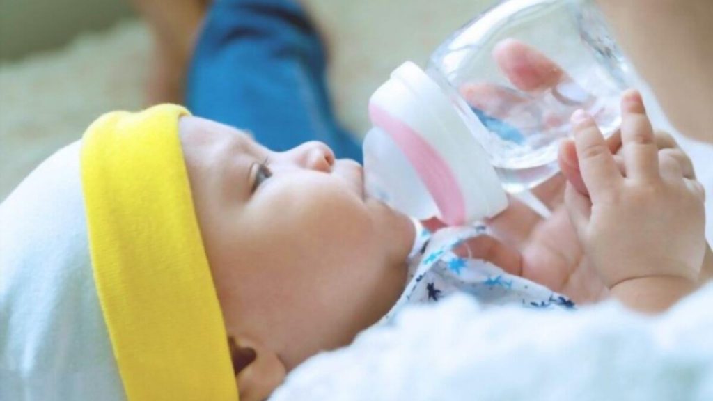 bayi minum air untuk merawat bayi selesema