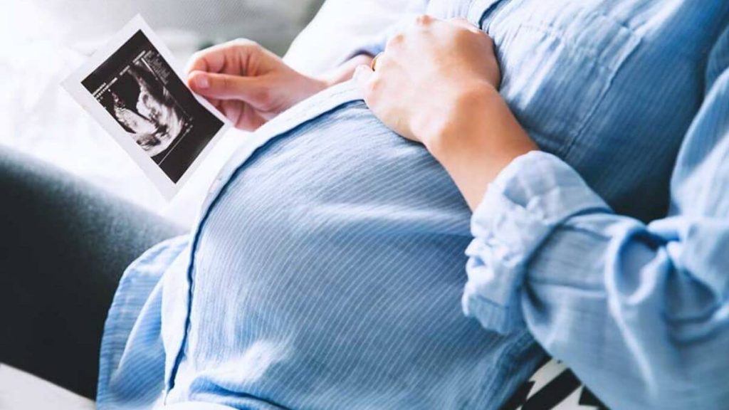 ibu mengandung pegang gambar ultrasound 