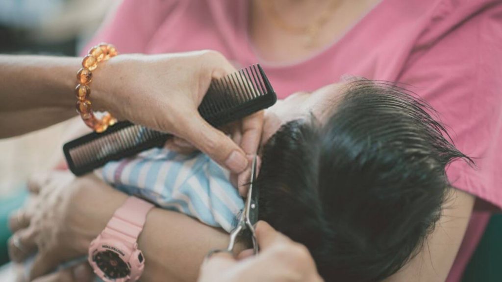 gunting dan sikat untuk cukur rambut bayi
