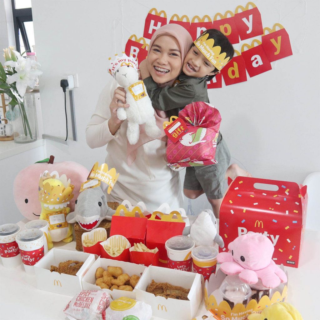 Sabrina dan anaknya bersama pakej hari jadi McDonald's