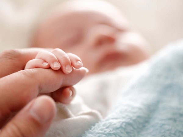 penjagaan bayi baru lahir - pegang anak