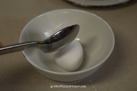 pecah telur dalam mangkuk