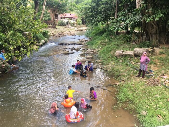 bermain di sungai