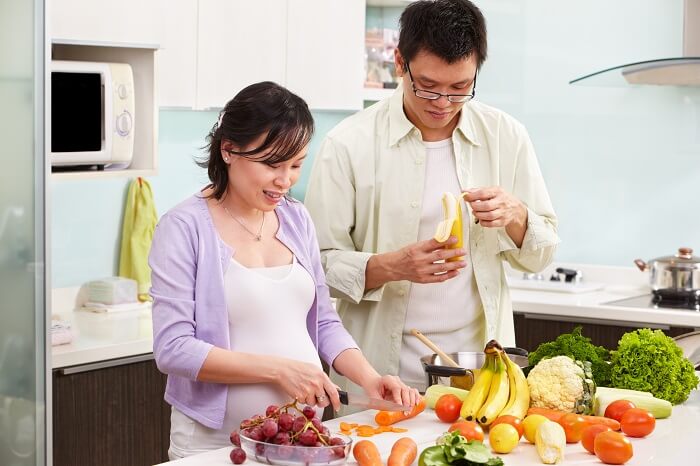 ibu dan anak memasak