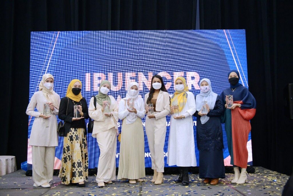 Joanna Ramdzan, Putri Ereka, Dr Fatin Liyana, Wan Husna (Wandoncha), Emy Melisa, Wanakamal, Syahirah, dan Saidatul Amin. di Ibuencer Awards