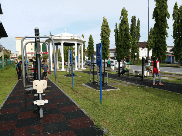 Tempat menarik di teluk intan