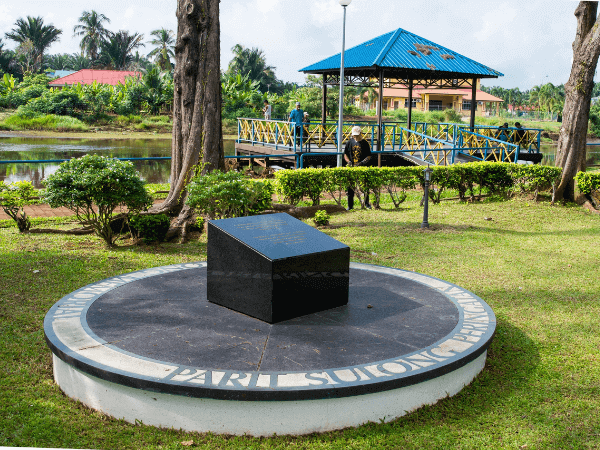 Tugu Peringatan Parit Sulung