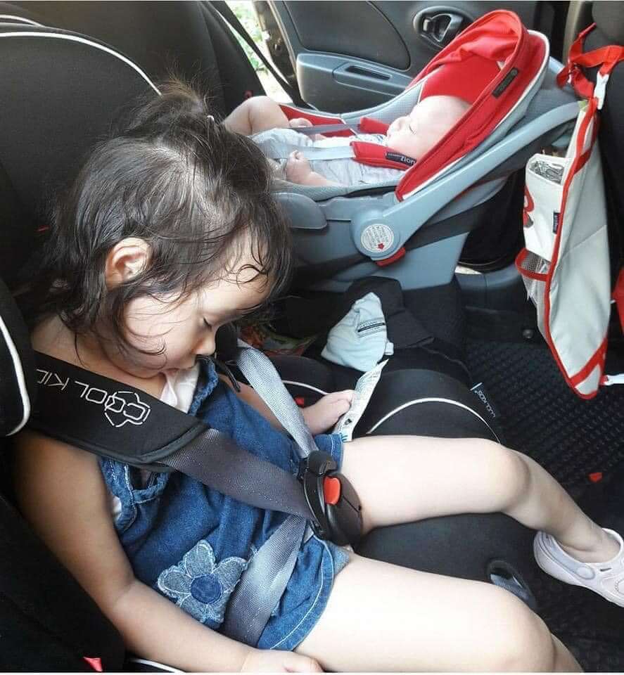 kanak-kanak dalam car seat bayi dan kanak-kanak