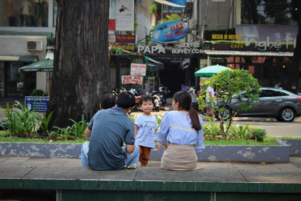 ibu bapa bersama anak kecil 