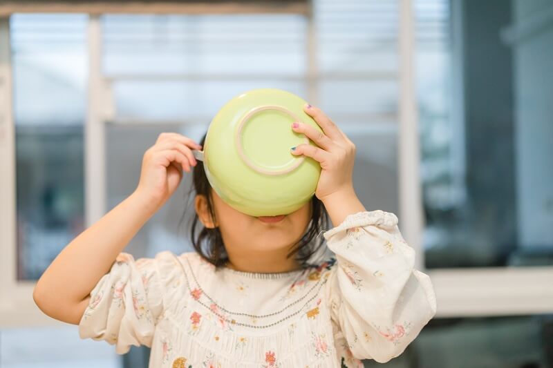 budak perempuan makan bijirin