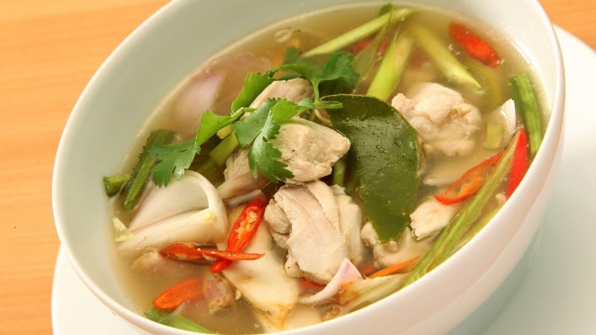 Resepi Sup Ayam Thai 'Onepot', Tumis, Masukkan Bahan & Siap!