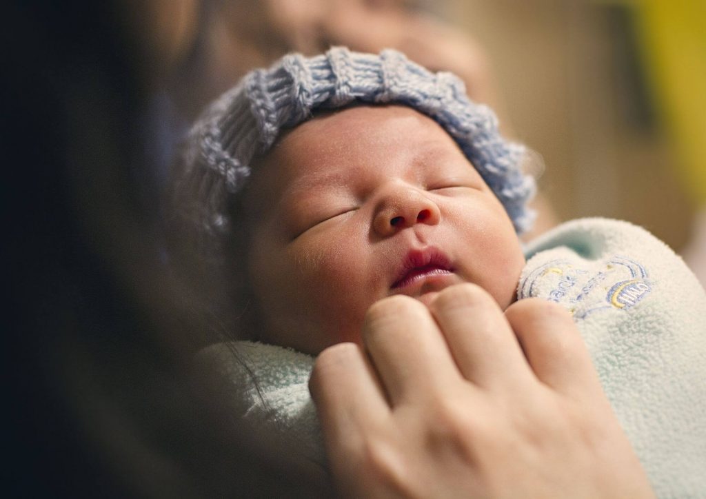 perkembangan bayi 1 bulan