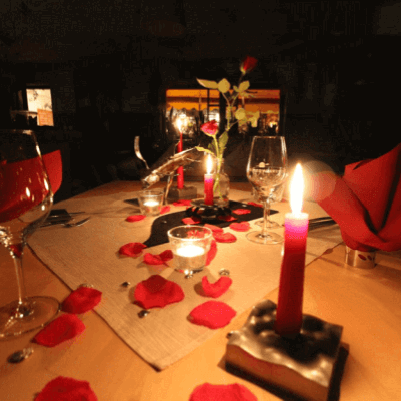 makan malam romantis sebagai hadiah untuk suami