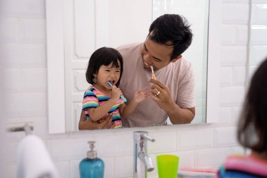 bapa dan anak memberus gigi 