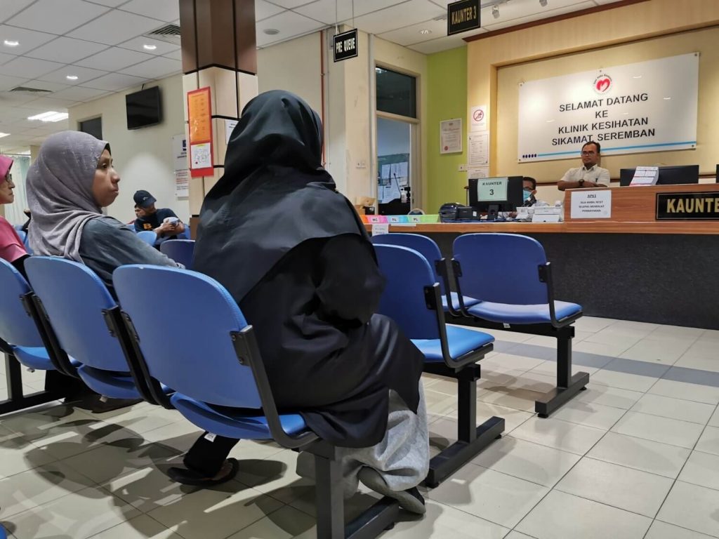 ibu bapa membawa anak ke klinik kerana bayi nafas laju 