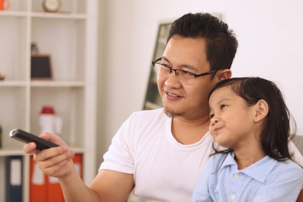 bapa dan anak menonton TV selepas sekolah