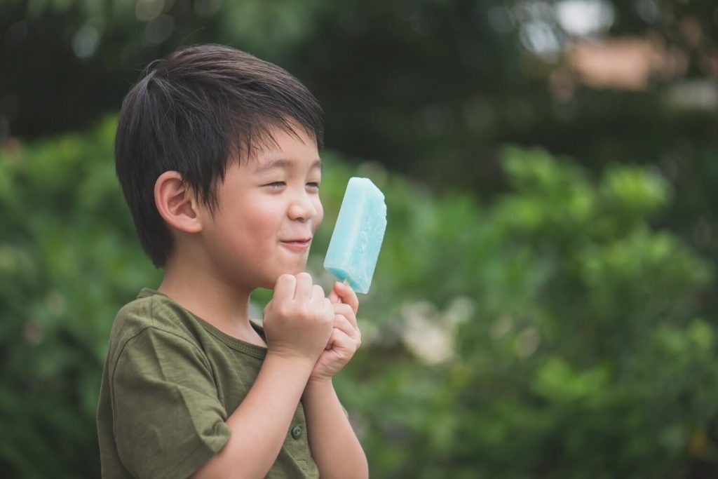 budak lelaki gembira dapat makan ais krim popsicle 