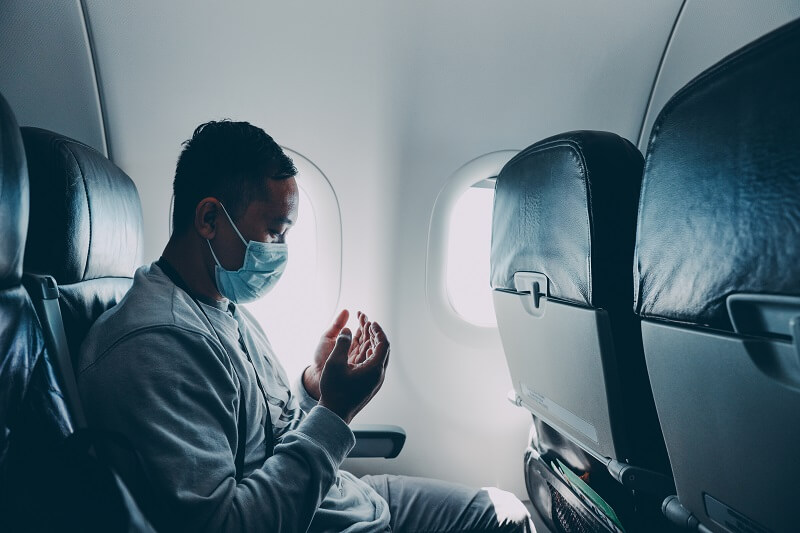 lelaki baca doa naik kenderaan dalam kapal terbang 