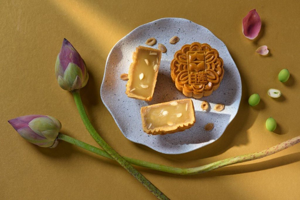 kuih bulan Shangri-La KL
