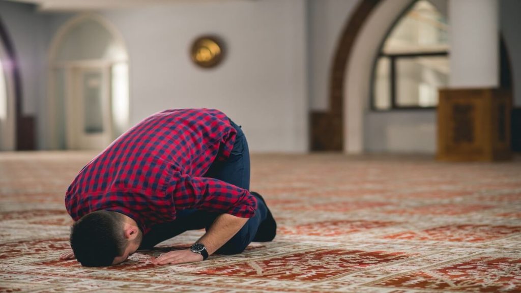 a man sujud sahwi